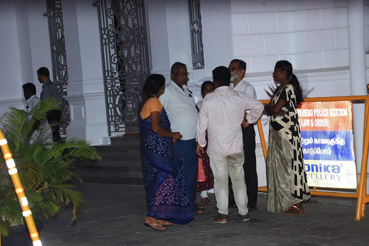 தனியாக ஆலோசனை நடத்திய போராட்டக்குழுவினர்