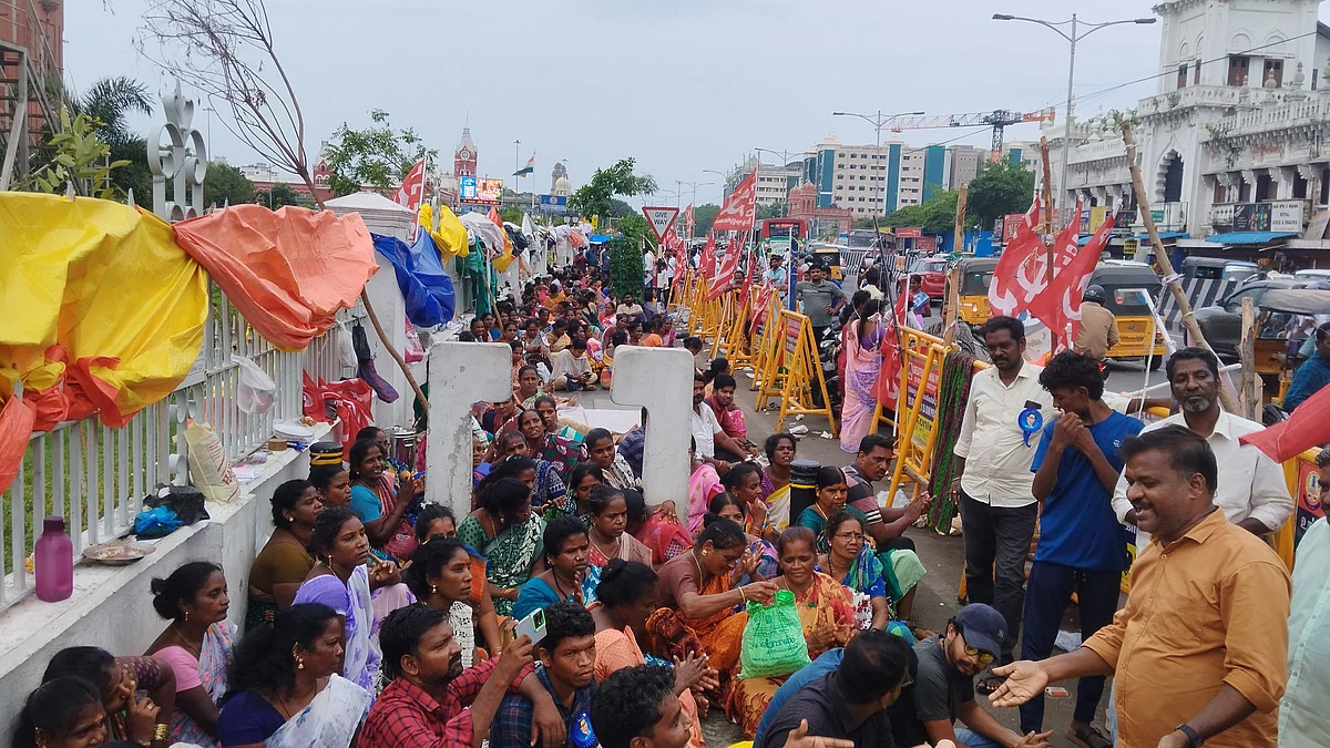 போராடும் மக்கள்