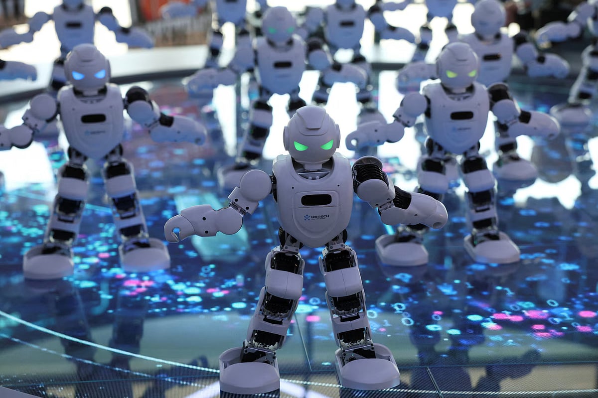 China Robot Mall: வாலாட்டும் நாய் முதல் பரிமாறும் சர்வர் வரை; எல்லாம் ரோபோ மயம்!