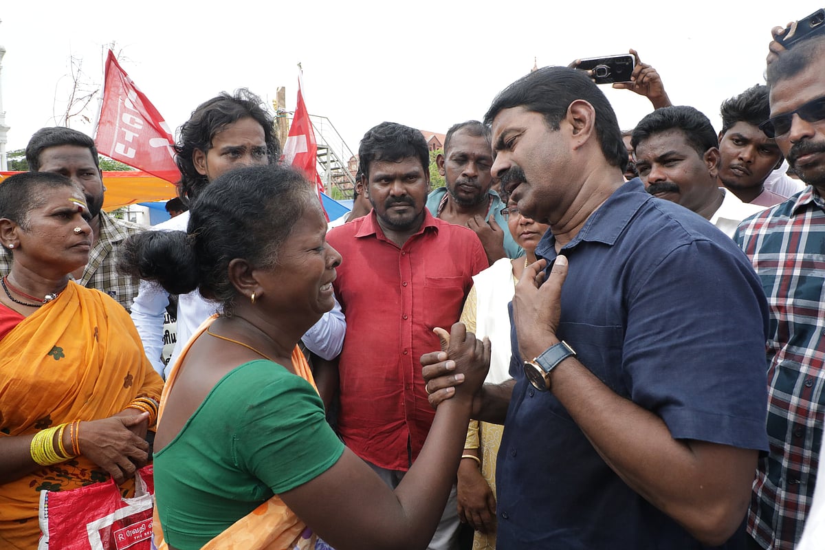 தூய்மைப் பணியாளர்கள் போராட்டம்: எங்கள ரோட்ல போட்டுட்டு கியூபாவுக்காகப் பேசுறாரா ஸ்டாலின் - சீமான்