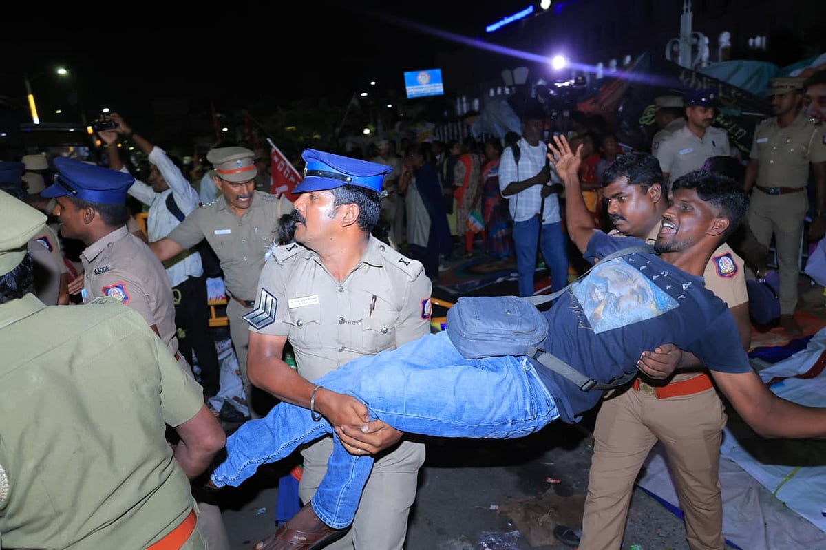 ``எந்த-உதவிகளும்-கிடைக்காமல்-அடைக்க,-தூய்மைப்-பணியாளர்கள்-என்ன-தேச-விரோதிகளா?--விஜய