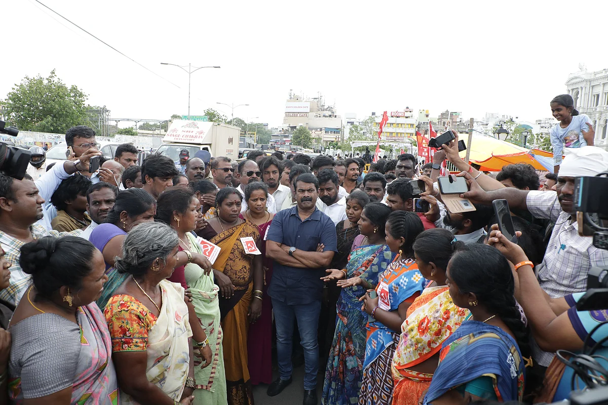 தூய்மைப் பணியாளர்களின் போராட்ட களத்தில் சீமான்