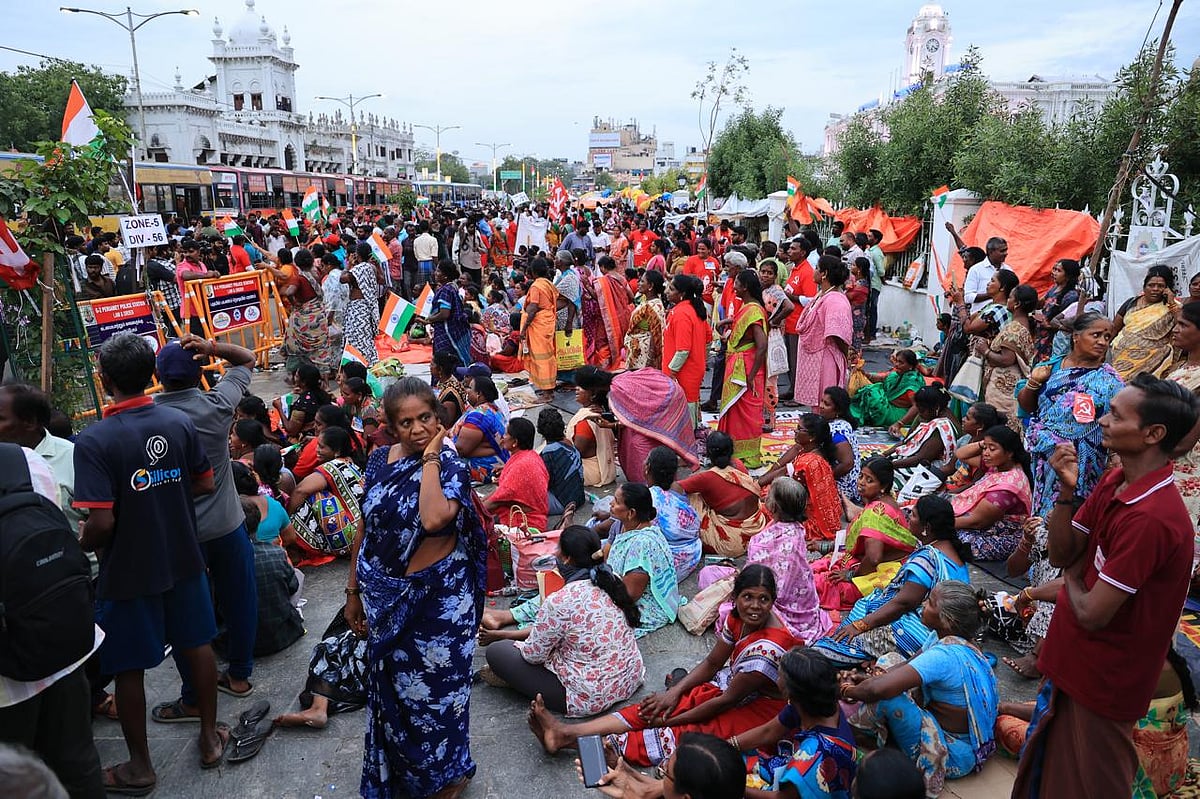 கோர்ட் சொல்லிட்டாங்க கலைஞ்சிடுங்க, இல்லன்னா..! - கடைசி மீட்டிங்கில் என்ன பேசப்பட்டது?