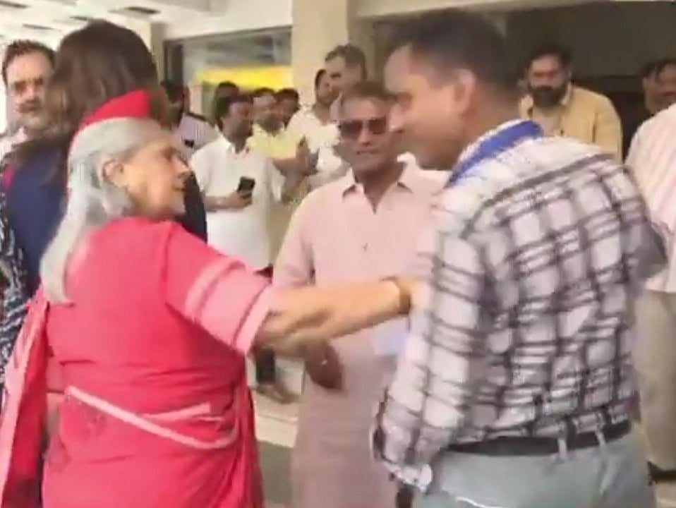 Jaya Bachchan: `செல்ஃபி எடுக்க முயன்றவருக்கு ஒரு குத்து - கோபம் ஏன்? - ஜெயா பச்சன் விளக்கம்