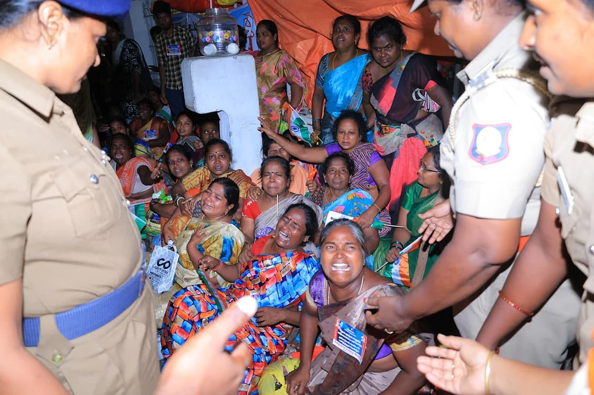 கைது செய்யப்பட்ட போராட்டக்காரர்கள்