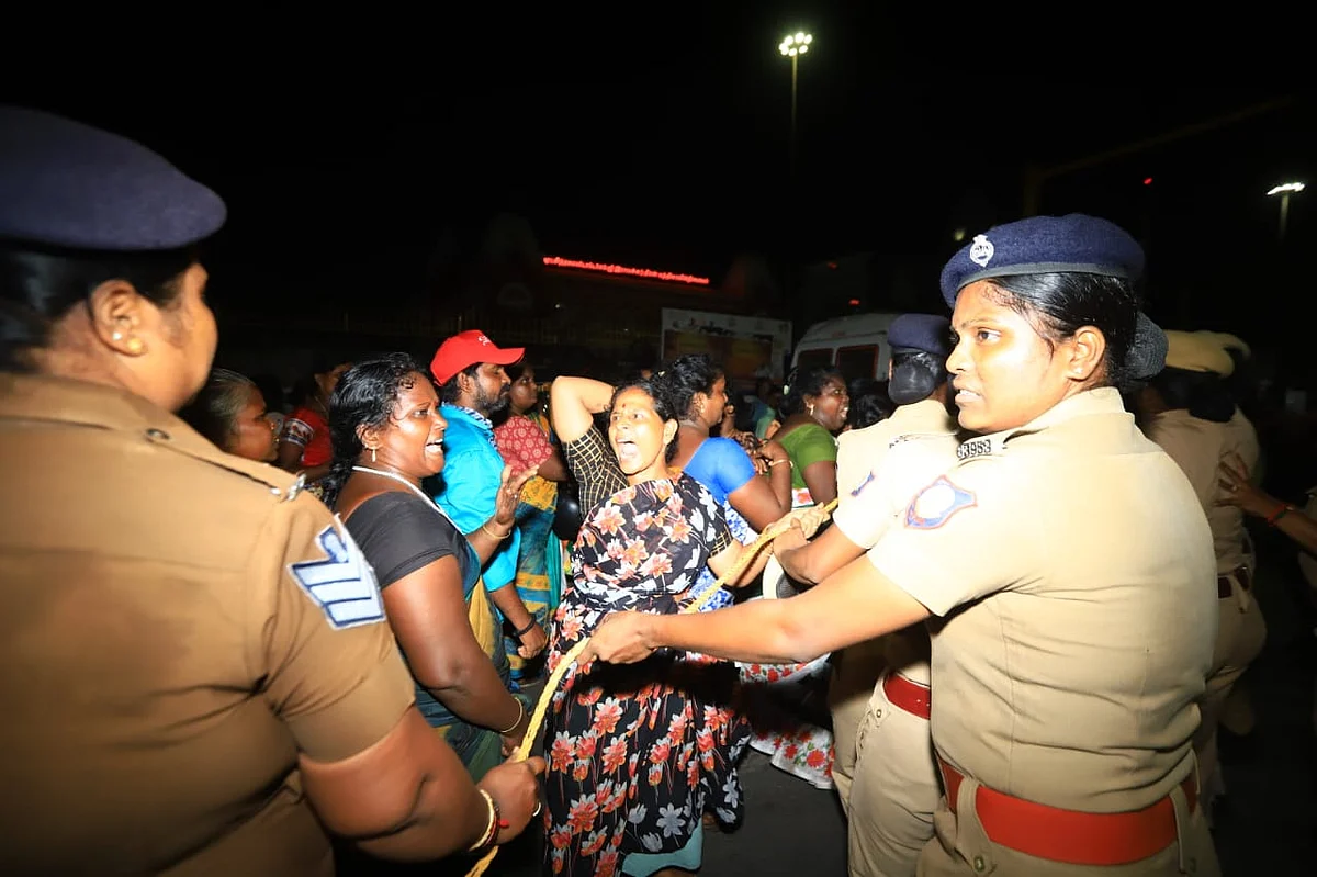 கைது செய்யப்பட்ட தூய்மைப் பணியாளர்கள்