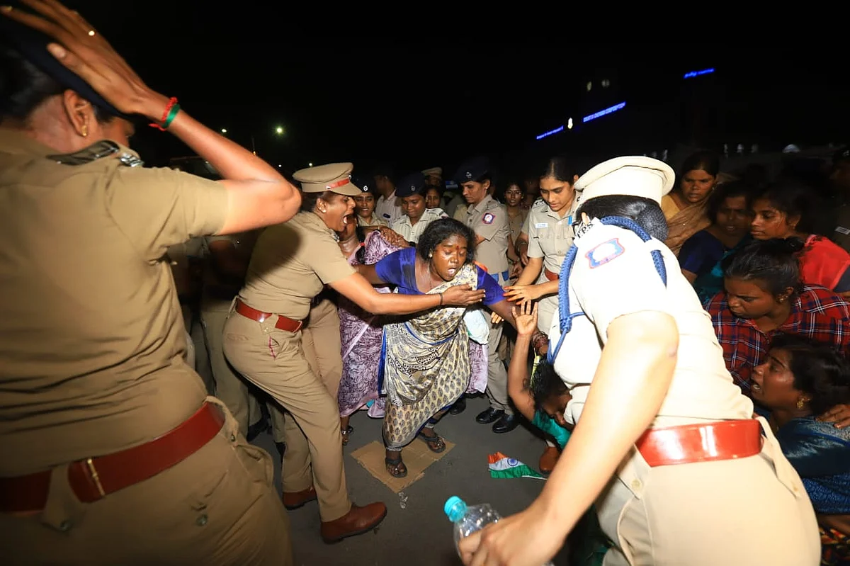 கைது செய்யப்பட்ட தூய்மைப் பணியாளர்கள்