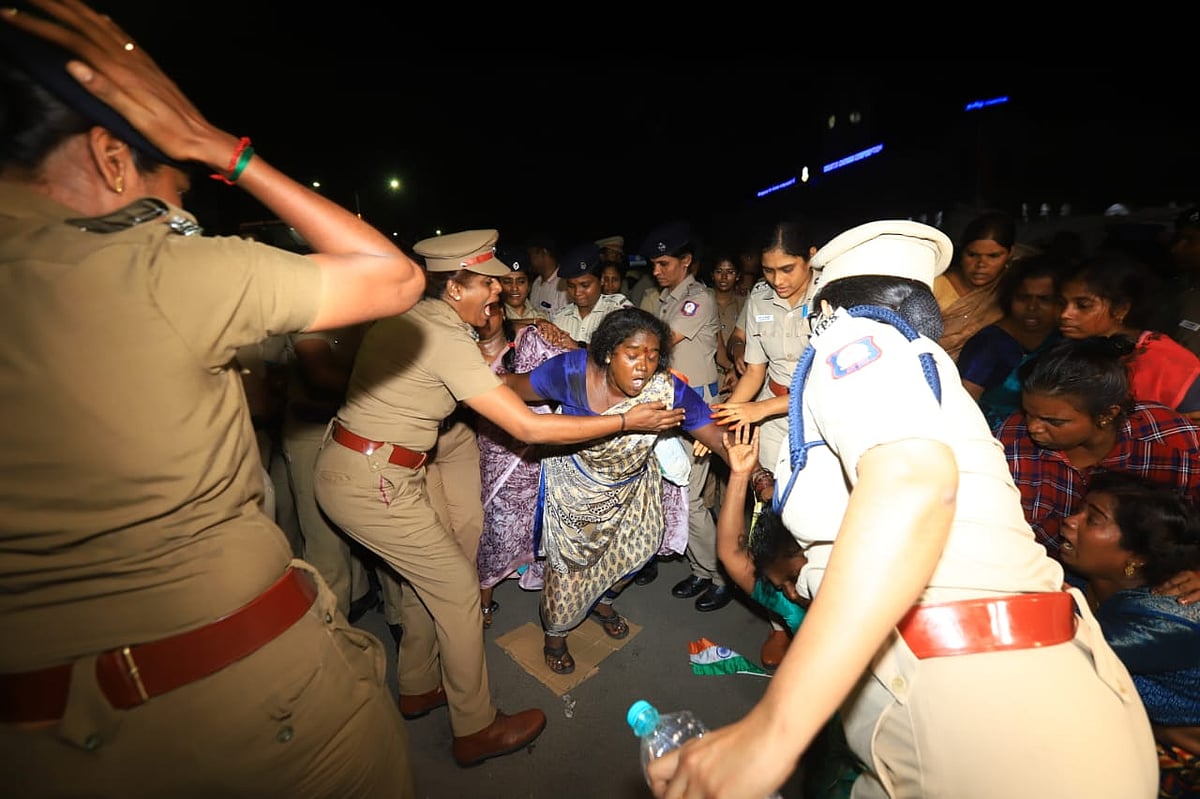 ``வாக்குறுதி தந்தவர் தியேட்டரில்; மக்கள் நடுரோட்டில் - தூய்மைப் பணியாளர்கள் கைதுக்கு ADMK கண்டனம்