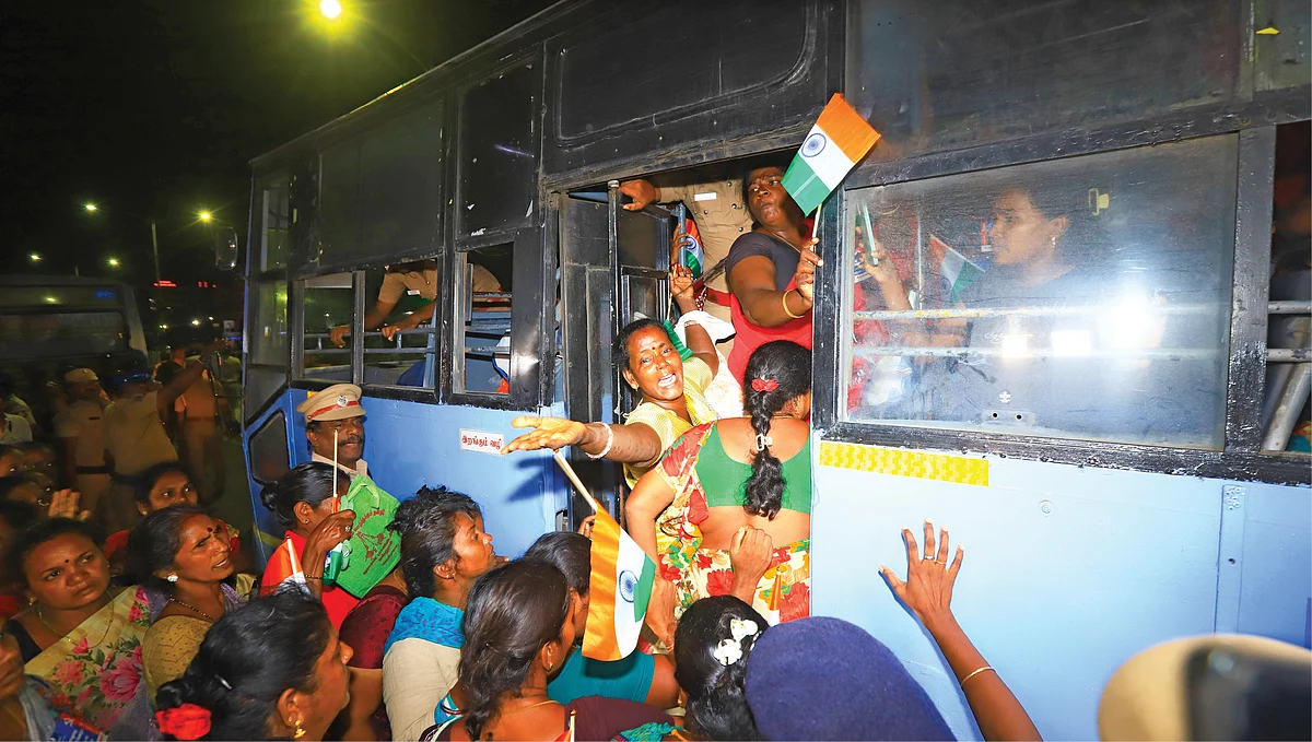 ரிப்பன் மாளிகைக்கு வெளியே போராடும் தூய்மை பணியாளர்கள்