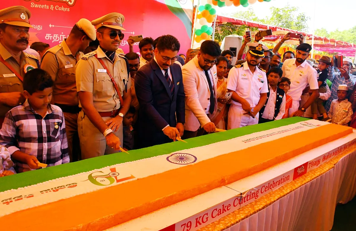 கேக் வெட்டிய மாவட்ட ஆட்சியர், காவல் கண்காணிப்பாளர்