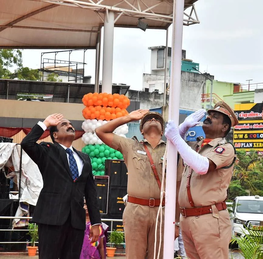 நெல்லை சுதந்திர தின விழா: கொட்டும் மழையில் தேசிய கொடி ஏற்றிய ஆட்சியர்.! கண்கவர் கலை நிகழ்ச்சிகள்.!