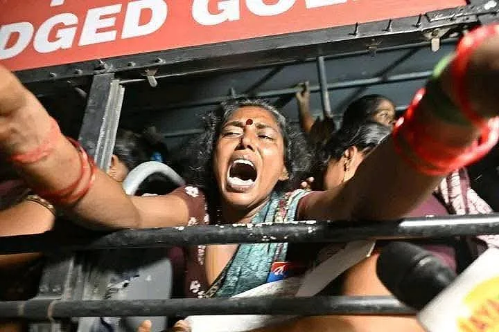 தூய்மைப் பணியாளர்கள் கைது