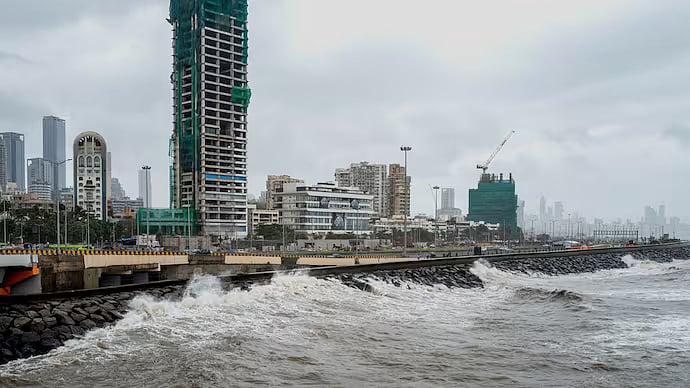 Mumbai Rain: விமானம், வாகன போக்குவரத்து பாதிப்பு; நிலச்சரிவால் இருவர் பலி; கனமழையிலும் நடந்த உறியடி