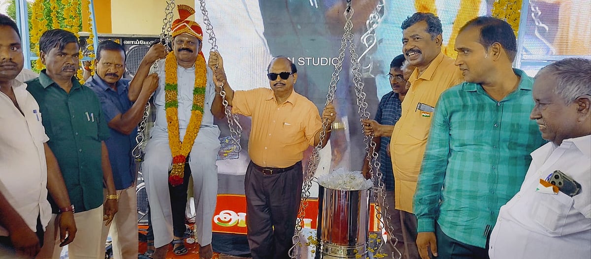 `எடைக்கு எடை புது நாணயம்;  தடபுடல் ஊர்வலம் - மக்கள் அன்பில் ஓய்வு பெற்ற தலைமை ஆசிரியர் நெகிழ்ச்சி!