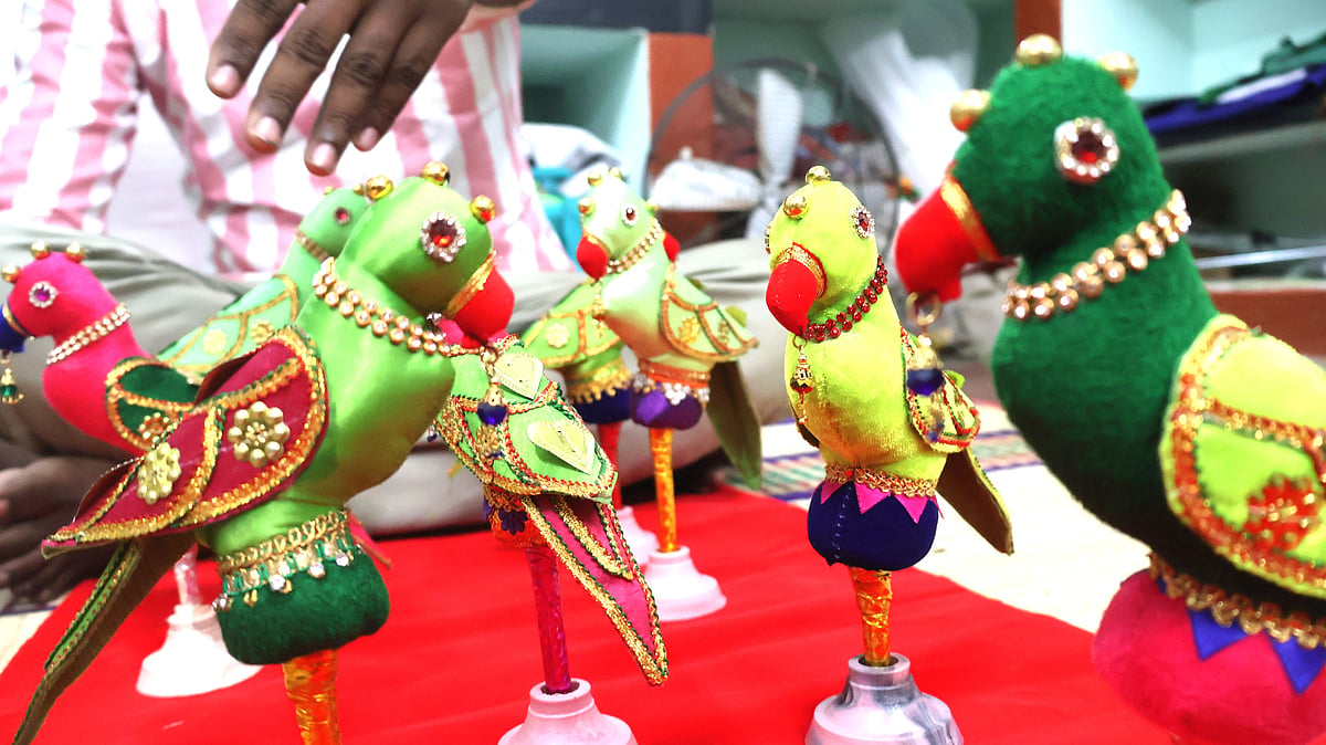 மதுரையில் இருந்து அமெரிக்கா பறக்கும் பட்டுக்கிளி - கைவினைப் பொருள்கள் தயாரிப்பில் அசத்தும் இளைஞர்