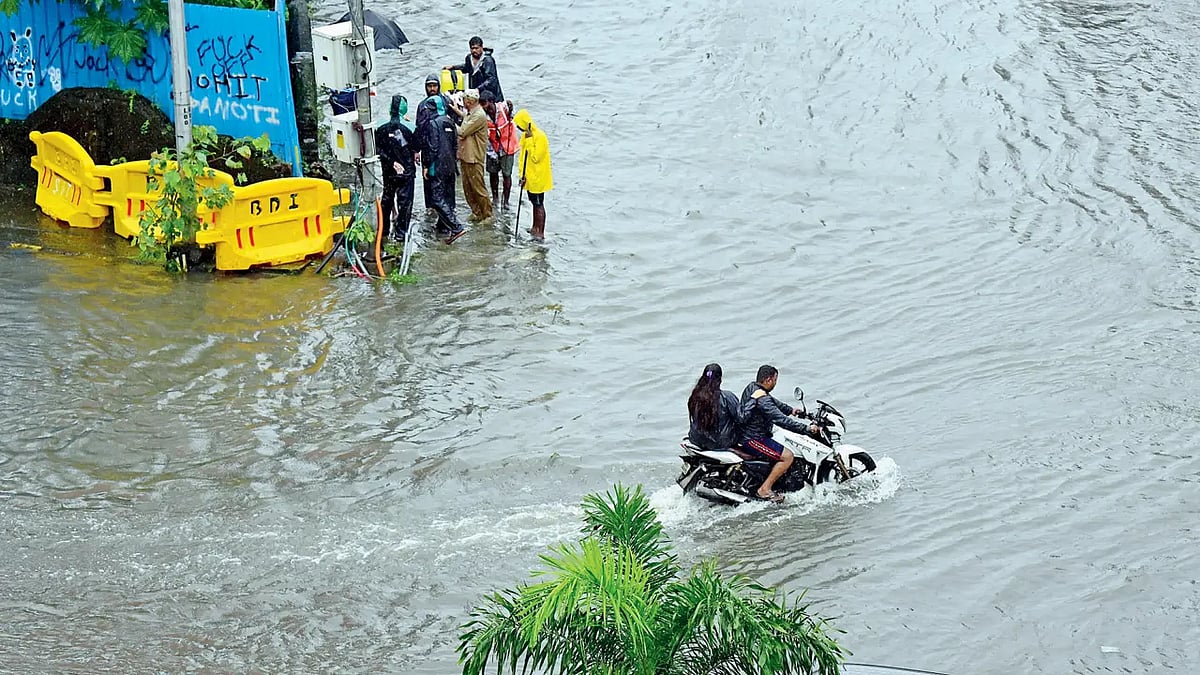 மும்பையில் தொடரும் கனமழை;  சுரங்க சாலை வெள்ளத்தில் சிக்கிக்கொண்ட கார்: நீந்தி உயிர் தப்பிய இருவர்