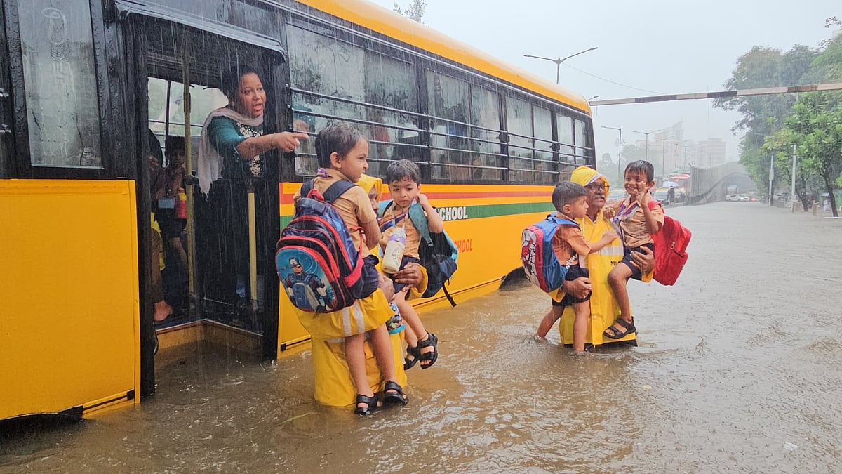 Mumbai Rain: தொடரும் கனமழை; வெள்ளம் சூழ்ந்த நகரம், முடங்கிய இயல்பு வாழ்க்கை - மும்பை வெள்ள நிலவரம்