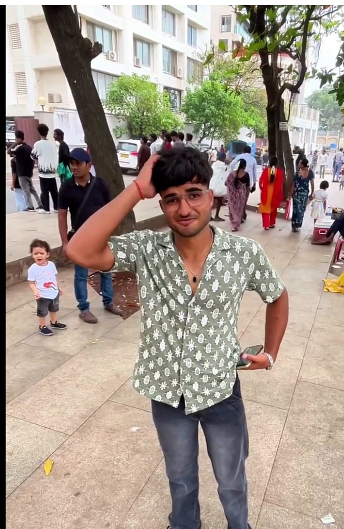 `கோல்டு காபி ஆர்டர் செய்துள்ளார்- டெலிவரி பாய் வேடத்தில் ஷாருக் கான் பங்களாவில் நுழைய முயன்ற ரசிகர்