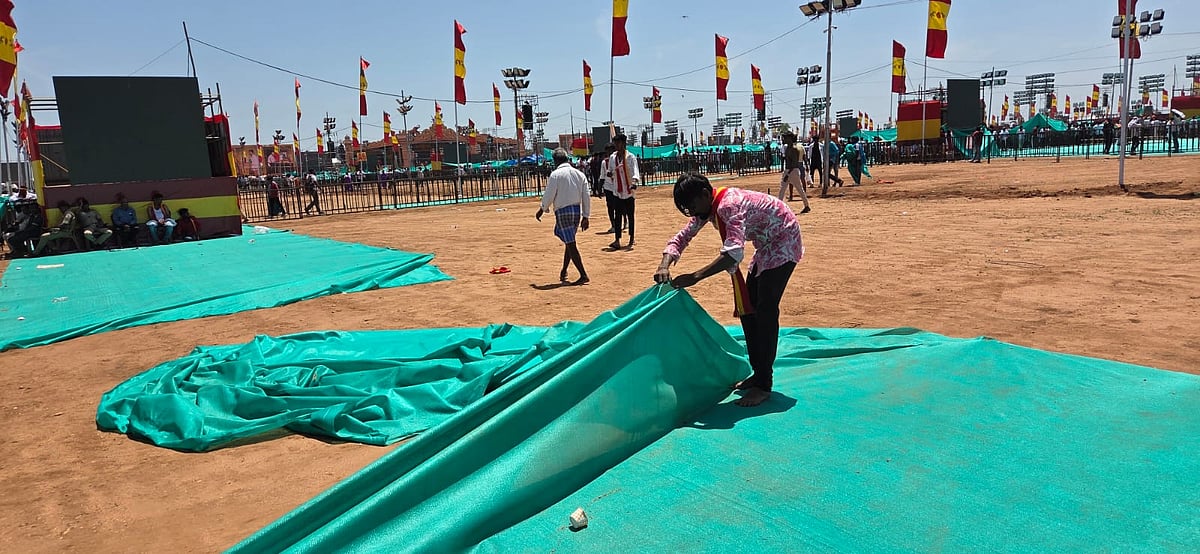 தவெக மாநாடு: வெயில், தாகம், நெரிசல் - தரை விரிப்பை கூடாரமாக்கிய தொண்டர்கள்!
