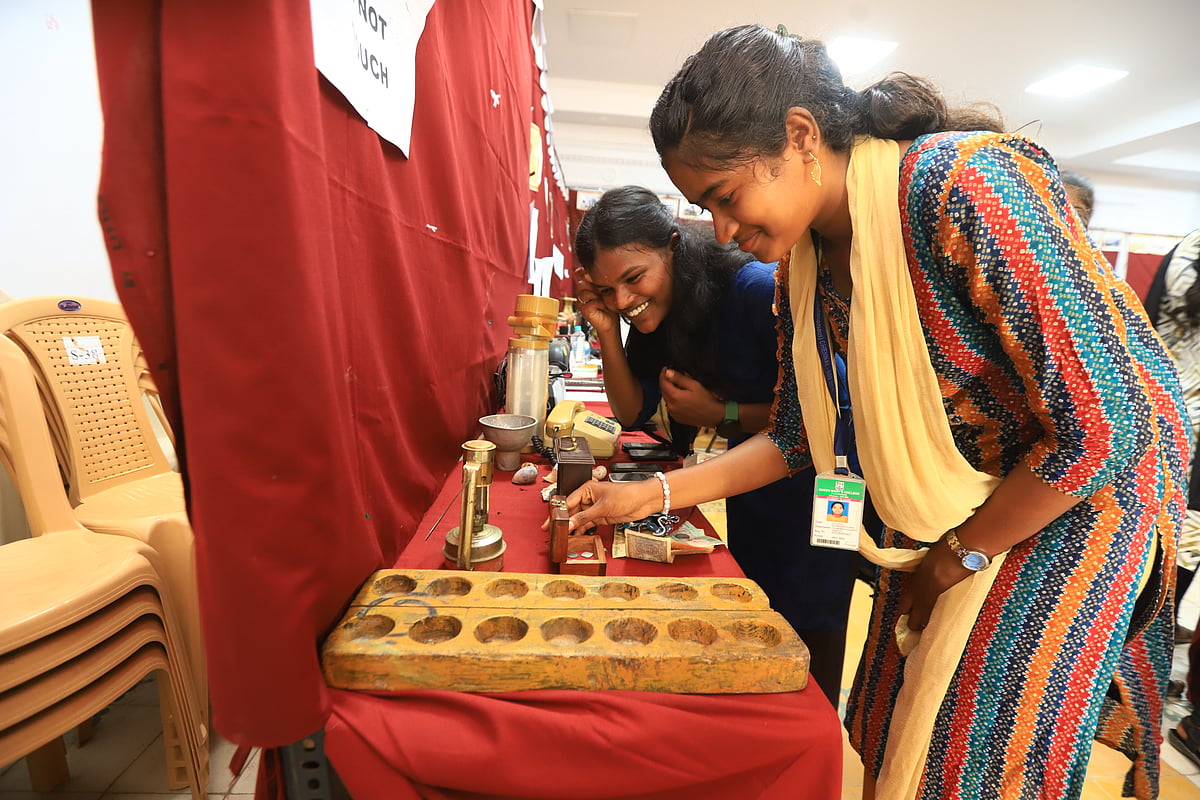 Madras Day: ராணி மேரி கல்லூரியில் சென்னை தின நிகழ்ச்சி; சென்னை சார்ந்த ஓவியக் கண்காட்சி |Photo Album