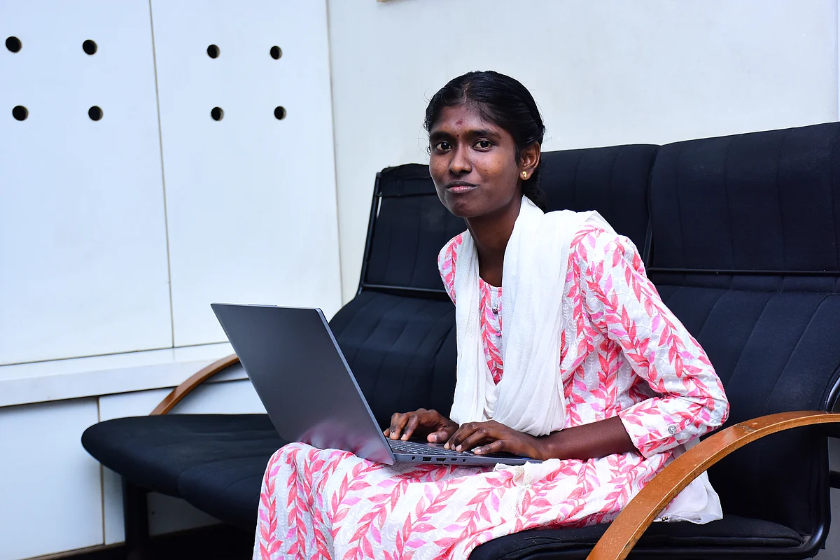 புதிய லேப்டாப்புடன் பூமாரி 