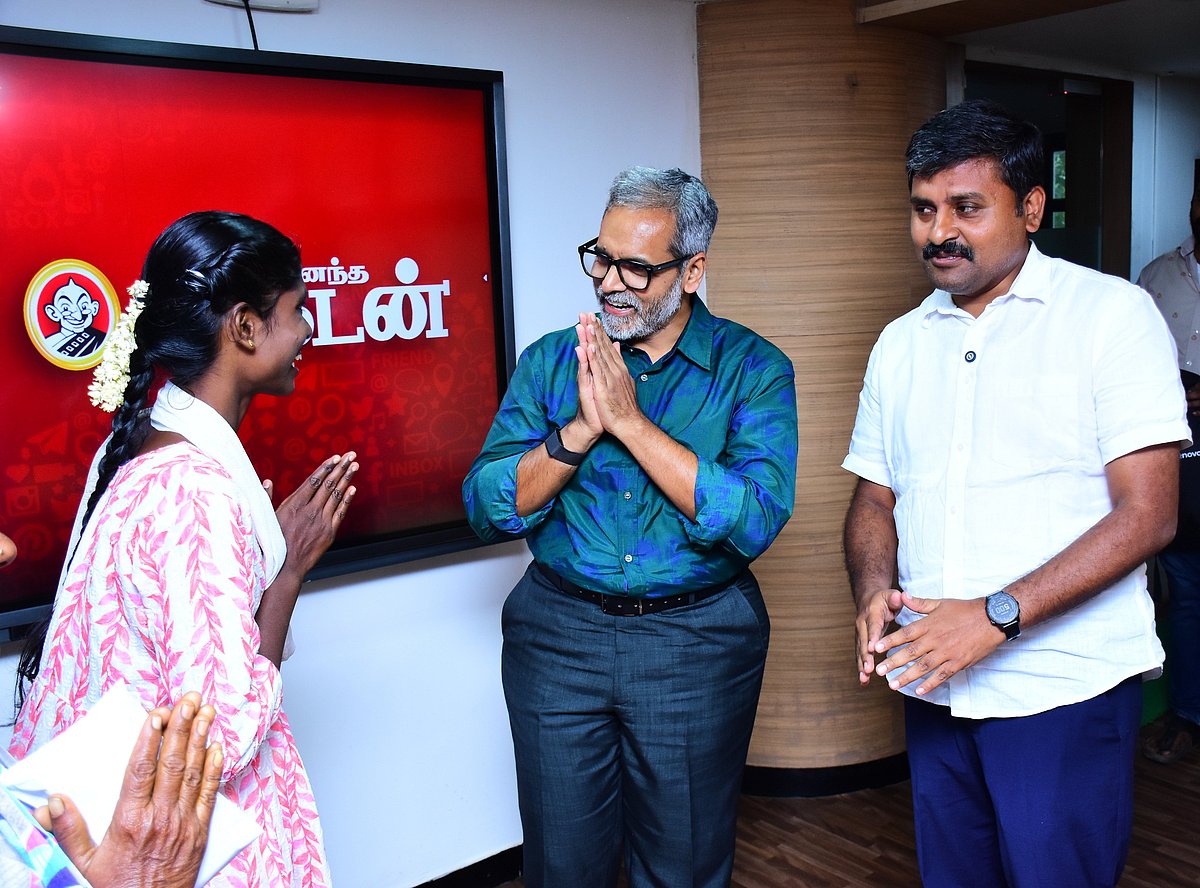 விகடன் செய்தி: ஏழை மருத்துவ மாணவிக்கு ஸ்மார்ட் போன், லேப்டாப், ரூ.1 லட்சம் வழங்கிய அருண் நேரு எம்.பி