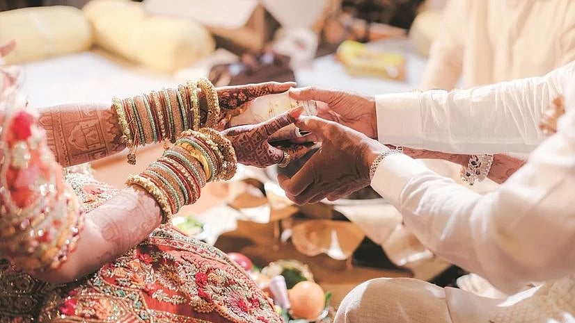 Cyber Crime: வாட்ஸ்ஆப்பில் வந்த திருமண அழைப்பிதழ்; திறந்து பார்த்ததால் ரூ.2 லட்சத்தை இழந்த நபர்