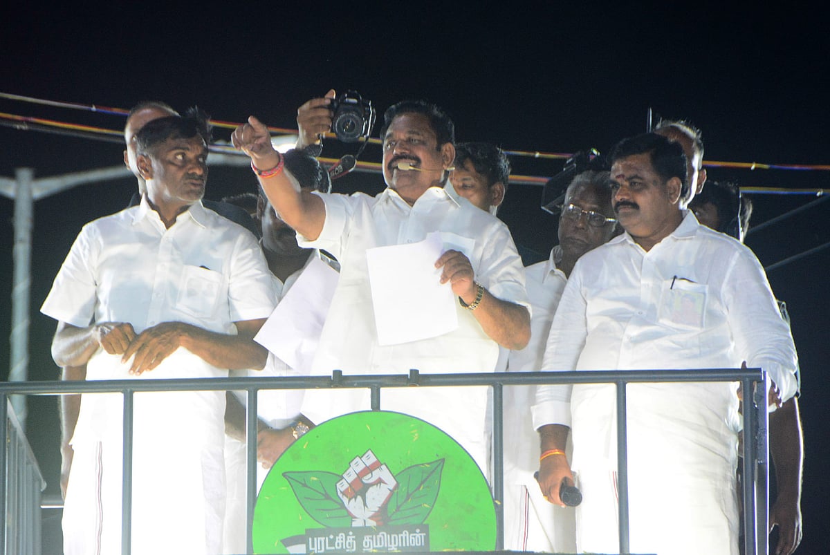 சாலையை அடைத்துக் கூட்டம்... ஆம்புலன்ஸை மறித்து அதிகாரப் பேச்சு...