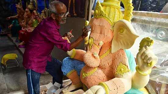 மும்பை: விநாயகர் சதுர்த்திக்கு இலவச பஸ், ரயில், உணவு; தேர்தலை முன்னிட்டு அரசியல் கட்சிகள் போட்டி