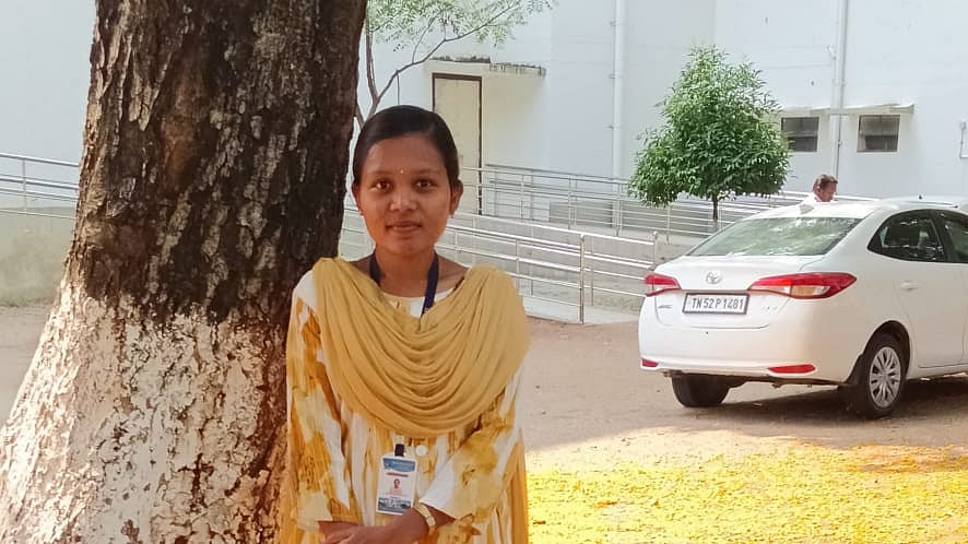 சேலம்: இது என் ஆசிரியர்கள் கொடுத்த வெற்றி - செவி சவால் மாணவி டு அரசு அதிகாரி; ஒரு தன்னம்பிக்கை கதை
