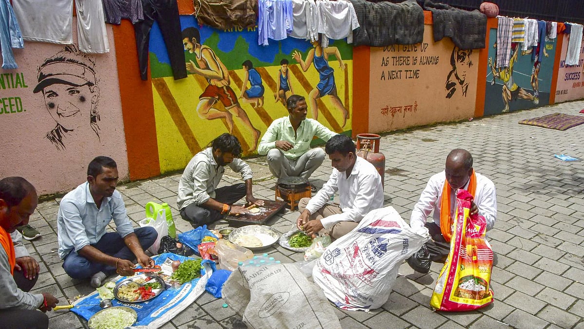 மராத்தா இட ஒதுக்கீடு போராட்டம் தீவிரம்: மும்பை சாலைகளை வீடாக்கிய போராட்டக்காரர்கள்; நிலவரம் என்ன?