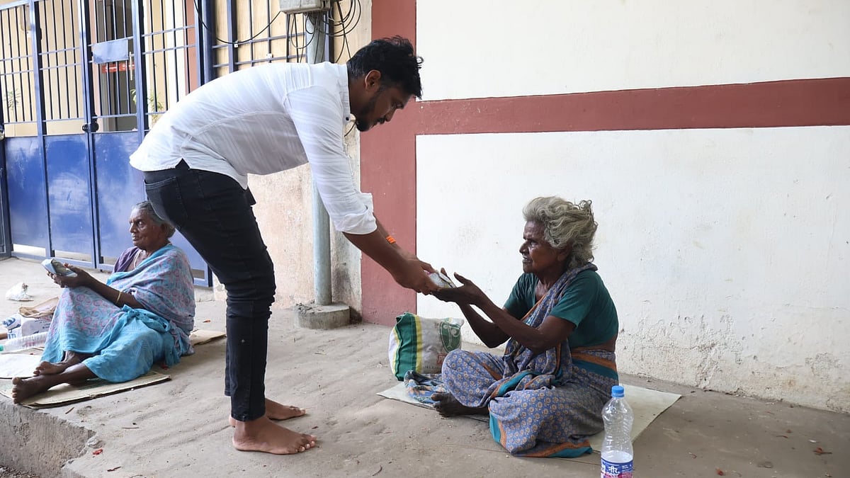 ’’உணவு கொடுக்கப் போறப்போ சின்னப் பசங்கள கூட்டிட்டுப் போவோம்; ஏன்னா...’’ - இது மதுரை மனிதாபிமானம்!
