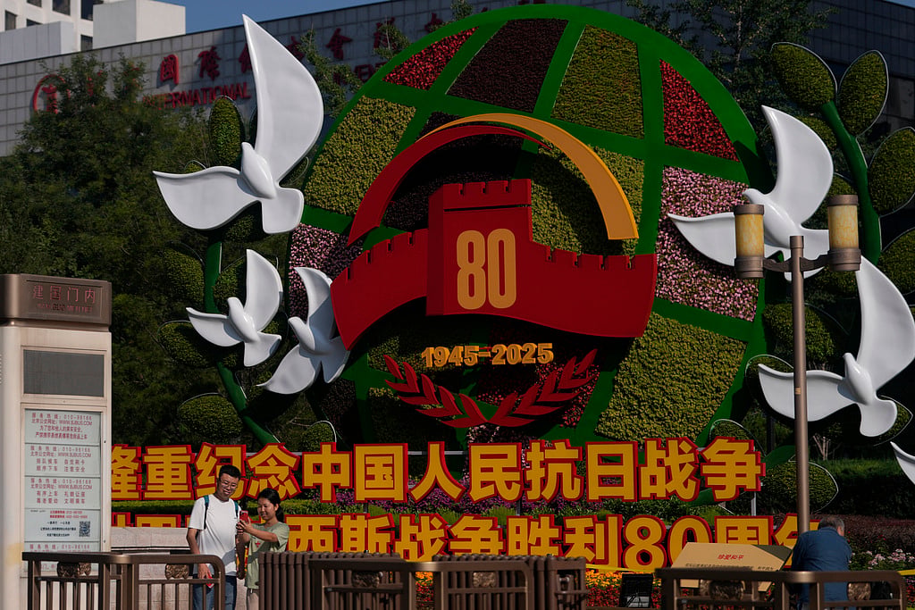 China Parade: ராணுவ வலிமையை காட்டிய சீனா; புதின், கிம் முன்னிலையில் சீனாவின் அதிநவீன ஆயுத அணிவகுப்பு