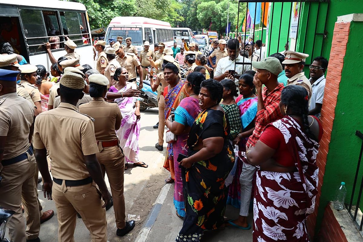 தூய்மைப் பணியாளர்கள் போராட்டம்: வெளிய போங்க; அதான் உத்தரவு - பத்திரிகையாளர்களை மிரட்டிய போலீஸ்