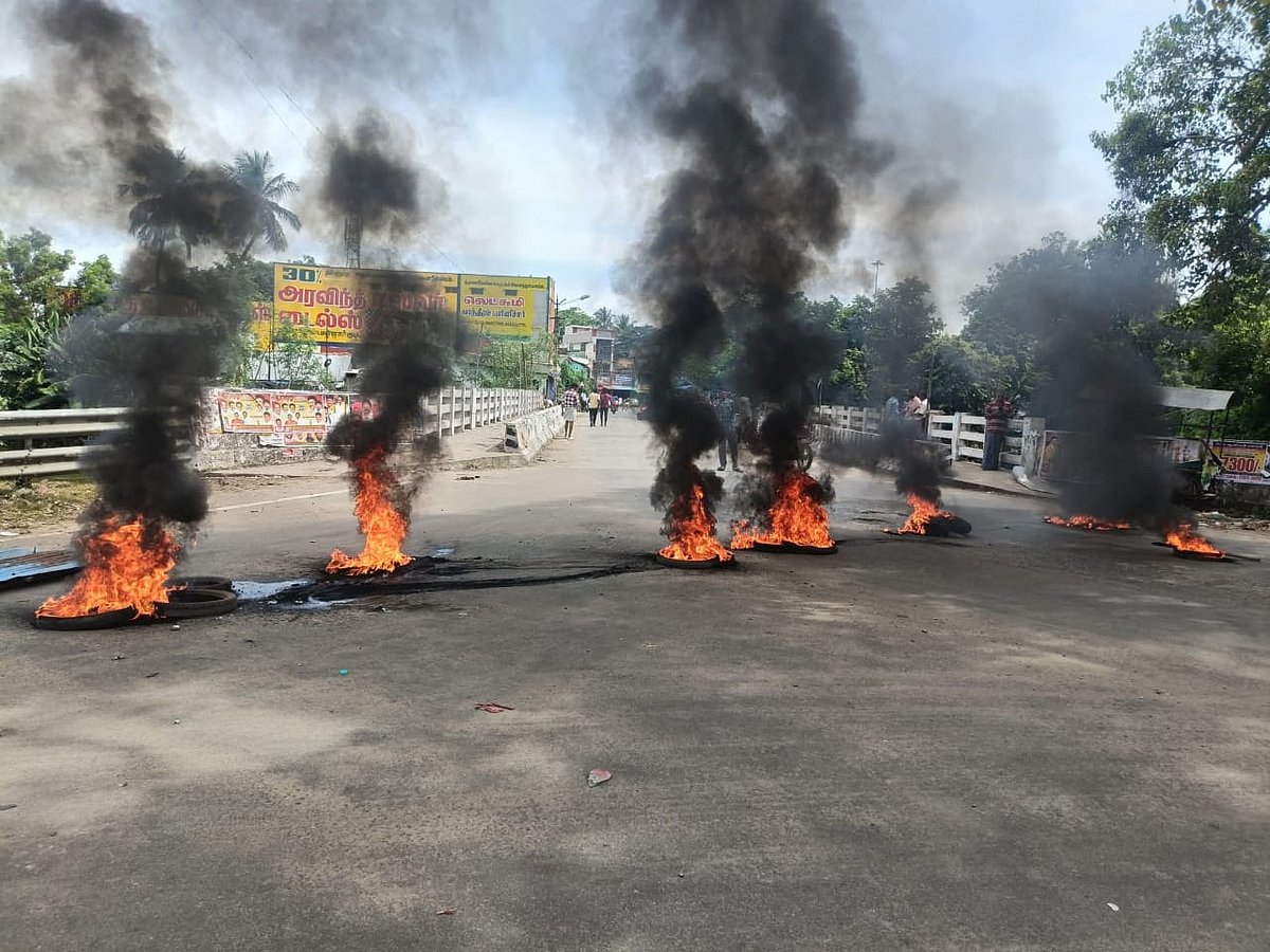 சாலை நடுவே எரியும் டயர்