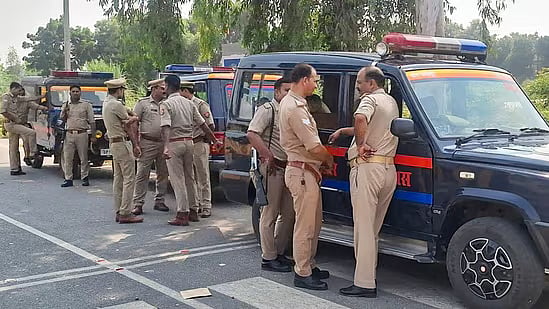 மும்பை: வாட்ஸ்அப் மிரட்டல்; கணபதி விழாவை சீர்குலைக்க தீவிரவாதிகள் திட்டம்? - உஷார் நிலையில் போலீஸ்!