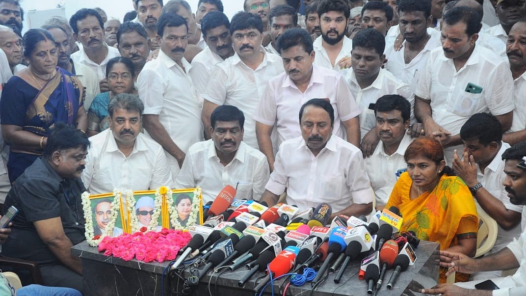 ADMK: ``செங்கோட்டையனின் வேண்டுகோள்; நாங்களும் அதற்காகதான் போராடிக் கொண்டிருக்கிறோம் -ஓபிஎஸ் பதில்