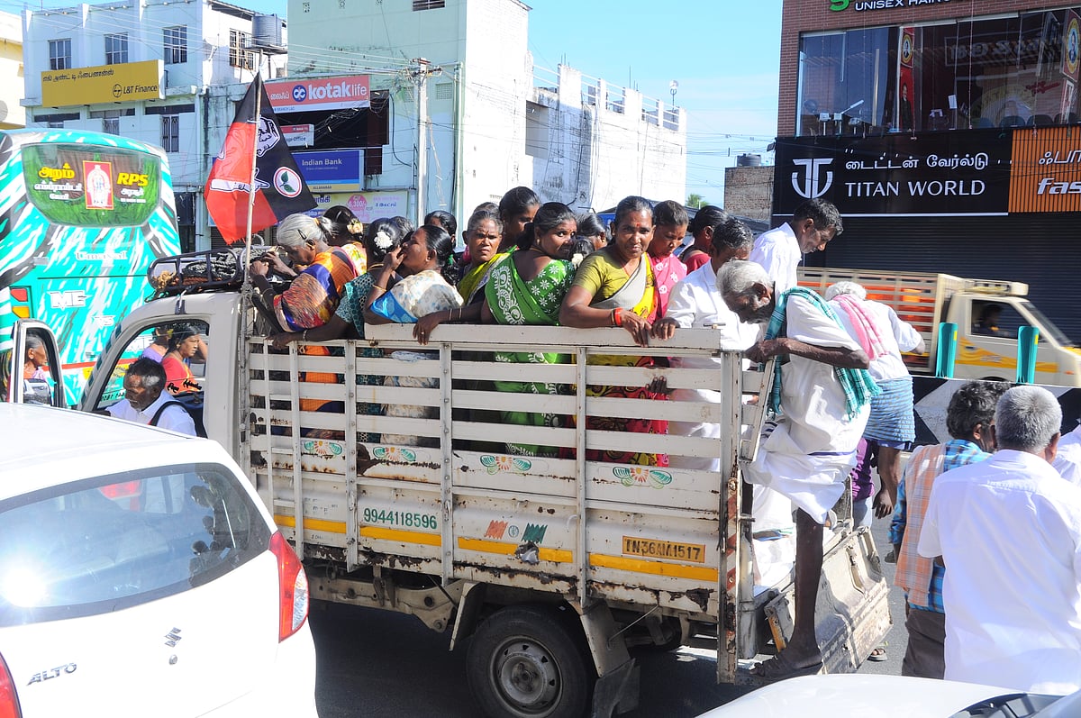 கோபிசெட்டிபாளையத்தில் செங்கோட்டையனுக்கு உற்சாக வரவேற்பு; குவிந்த அதிமுக தொண்டர்கள் | Photo Album