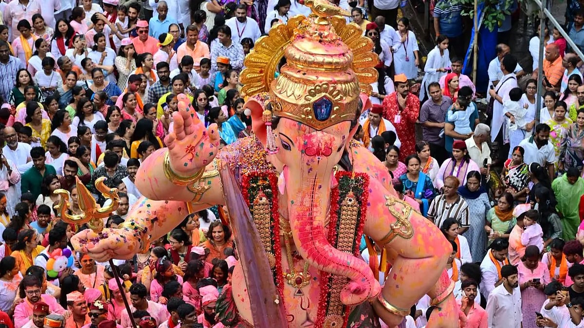 மும்பையில்-விடைபெற்ற-விநாயகர்:-கனமழையில்-விநாயகரை-ஊர்வலமாக-எடுத்துச்சென்று-கடலில்-கரைத்த-பக்தர்கள்