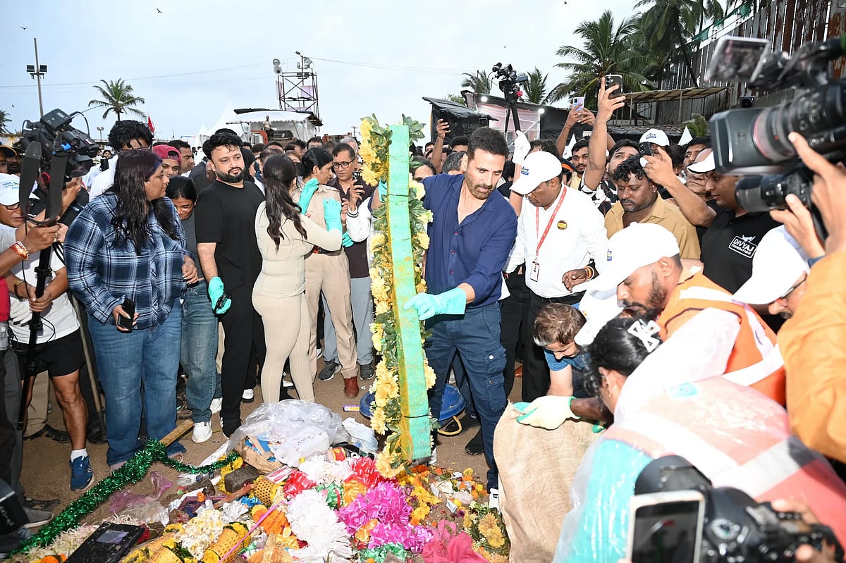 விநாயகர் சிலை கரைப்பு: முதல்வர் மனைவியுடன் சேர்ந்து மும்பை கடற்கரையை சுத்தம் செய்த அக்‌ஷய் குமார்