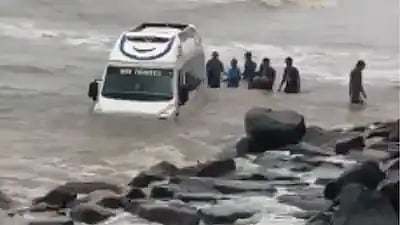 மினிபஸ்ஸை-கடலுக்குள்-இழுத்துச்-சென்ற-ராட்சத-அலைகள்;-6-பேர்-பத்திரமாக-மீட்பு...-மும்பையில்-அதிர்ச்சி!