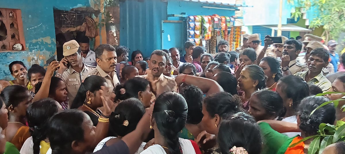 அவரவர் வீடுகளில் உண்ணாவிரதமிருக்கும் தூய்மைப் பணியாளர்கள்; கைது செய்யும் காவல்துறை; என்ன நடக்கிறது?