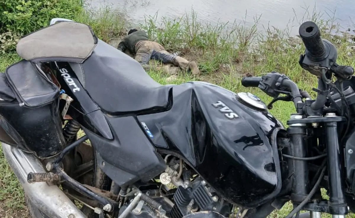 ``சகதியில்-பிணம்-என-தூக்கச்-சென்ற-போலீஸார்;-``உயிரோடுதான்-இருக்கிறேன்---போதை-ஆசாமியால&