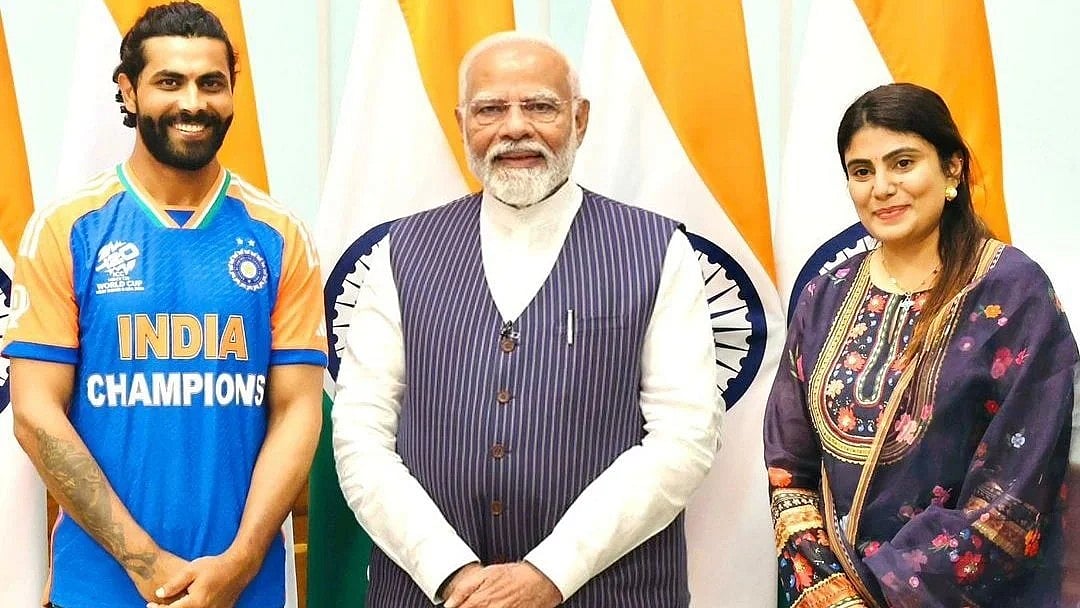 மோடியுடன் இந்திய வீரர் ஜடேஜா மற்றும் அவரின் மனைவியும் பாஜக எம்.எல்.ஏ-வுமான ரிவாபா
