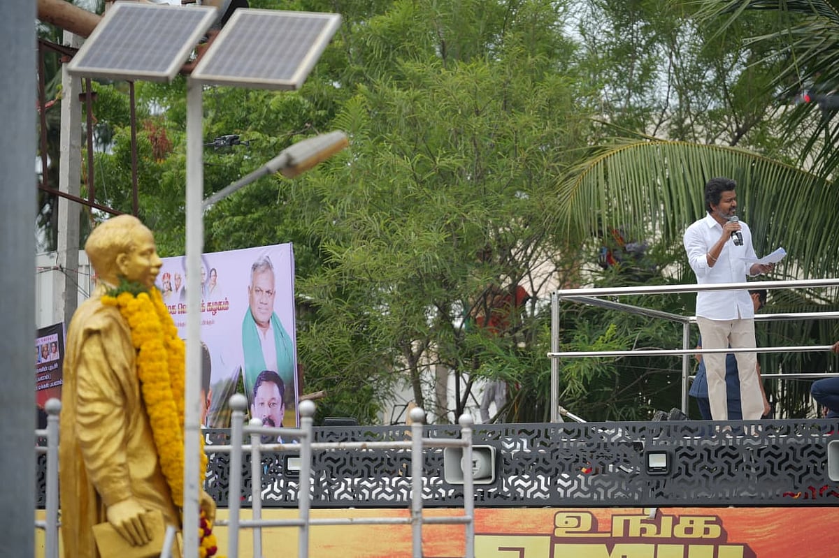 நாகப்பட்டினம் புத்தூரில் அண்ணா சிலை அருகே விஜய் பிரசாரம்