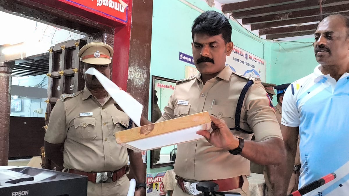 விசாரணை செய்யும் போலீஸ்