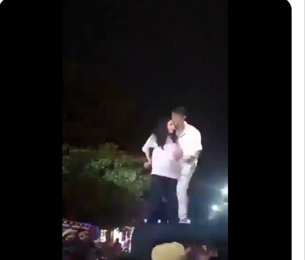 ஜீப் மேல் ஏறிக்கொண்ட பெண்ணும், அவரது காதலனும்