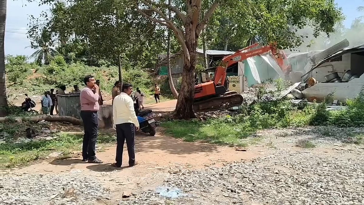முன்னாள் ஊராட்சிமன்ற தலைவரின் ஆக்கிரமிப்பு அகற்றம்