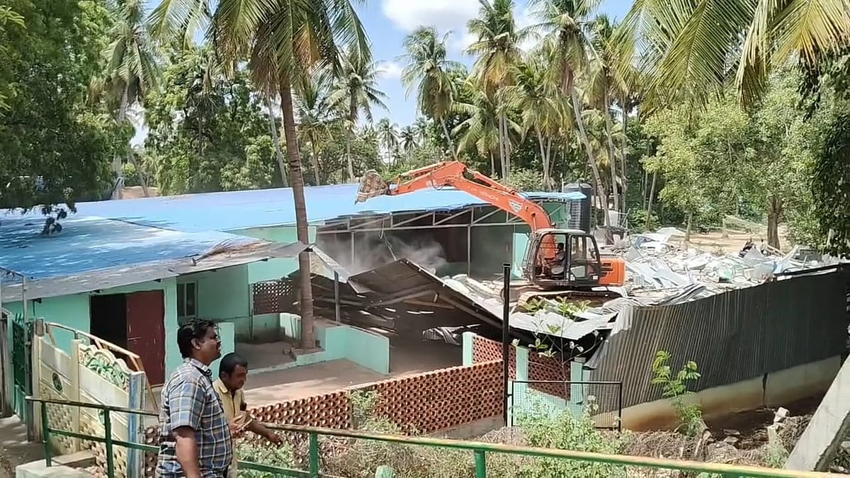 முன்னாள் ஊராட்சிமன்ற தலைவரின் ஆக்கிரமிப்பு அகற்றம்