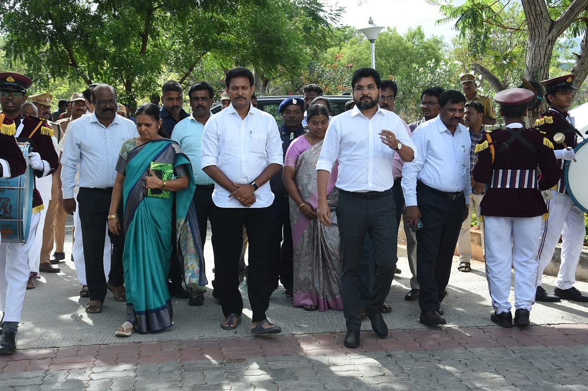 அமைச்சர் அன்பில் மகேஷ் மற்றும் தேனி மாவட்ட ஆட்சியர் ரஞ்சித் சிங்